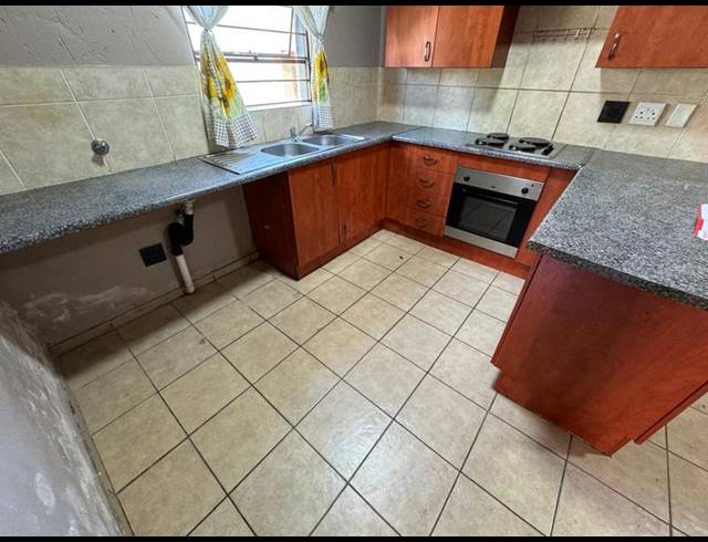 2 BEDROOM TOWNHOUSE FOR SALE IN POMONA